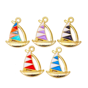 Kleurrijke emaille zeilboot bedeltjes in goudlegering voor DIY-sieraden en armbanden