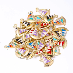 Kleurrijke zeilboot hangers van vergulde legering voor doe-het-zelf sieraden en tassen