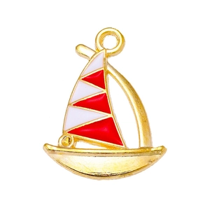 Gedetailleerde close-up van een rood-witte zeilbootbedel met goudkleurig metalen frame