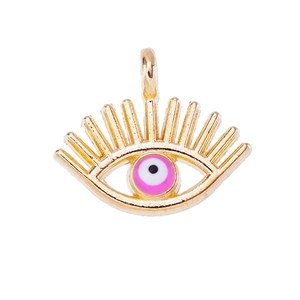 Détail du pendentif œil maléfique doré avec perle rose et cils pour création de bijoux DIY