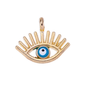 Détail du pendentif œil maléfique doré avec perle bleue pour la création bijoux