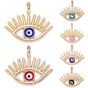 Pendentifs œil protecteur dorés avec cils en émail de six couleurs sur fond blanc