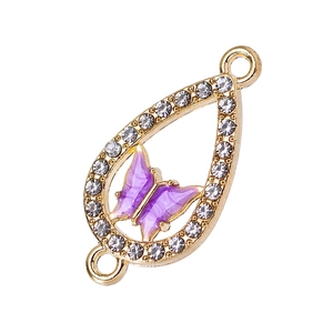 Detalle macro del colgante de gota con mariposa de esmalte morado y micro-diamantes