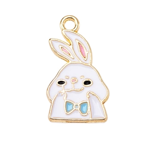 Détail du pendentif lapin en émail blanc avec nœud bleu et bords dorés pour bijoux DIY