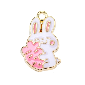 Détail de pendentif lapin de dessin animé avec carotte en émail et bord doré