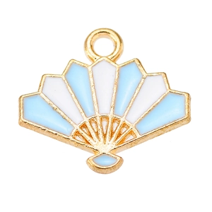Vue détaillée d'un pendentif éventail doré avec rayures en émail blanc et bleu