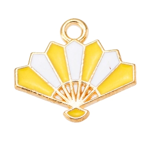 Détail macro du pendentif en forme d'éventail avec bords dorés et émail jaune blanc