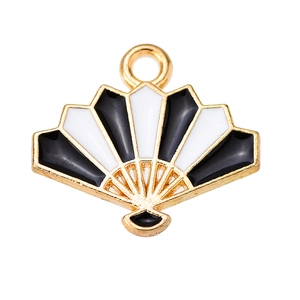 Vue détaillée d'un pendentif éventail doré avec émail noir et blanc pour bijoux DIY