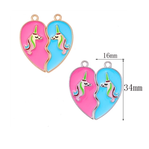 Détail de pendentifs cœur Best Friends avec motif licorne et dimensions de 34 mm