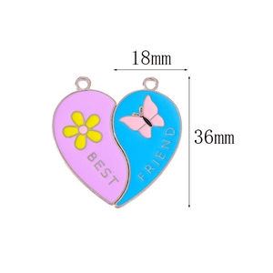 Détail des pendentifs cœur en émail rose et bleu avec dimensions 18mm et 36mm
