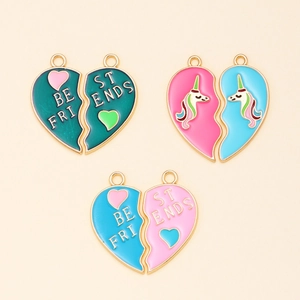 Trois paires de colliers Best Friends en forme de cœur avec émail coloré et doré