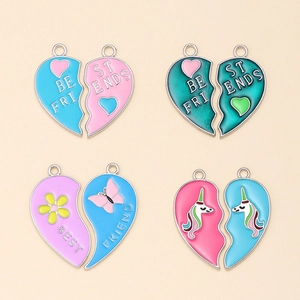 Lot de quatre pendentifs Best Friends en forme de cœur avec émail coloré et métal