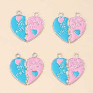 Détail de quatre colliers puzzle cœur Best Friends avec émail rose bleu et gravure élégante