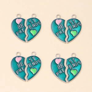 Vue détaillée des pendentifs en cœur séparables avec gravure Best Friends et émail sarcelle
