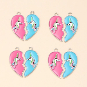 Détail des pendentifs puzzle de cœur licorne colorés avec finition émaillée goutte