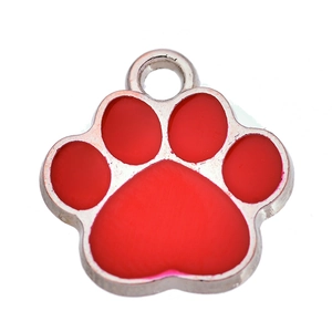 Detail eines roten Emaille-Katzenpfotenanhängers mit silbernen Rändern für DIY-Schmuck