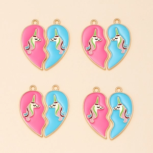 Vue détaillée de pendentifs cœur en alliage avec motif licorne rose et bleu