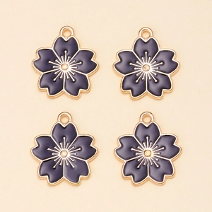 Detailopname van vier dieppaarse kersenbloesem hangers van emaille met goudkleurige legering