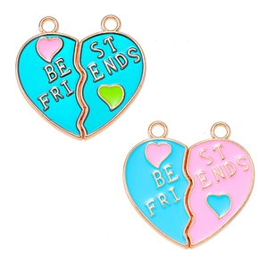 Pendentifs cœur Best Friends assortis avec émail bleu et rose et bordure dorée