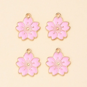 Detail van DIY-kersenbloesemhangers met roze emaille en goudkleurige legering