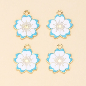 Detail van vier kleurrijke kersenbloesem hangers van legering met wit en blauw emaille
