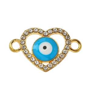 Macro detail van de vergulde hart hanger met strass steentjes en evil eye kraal