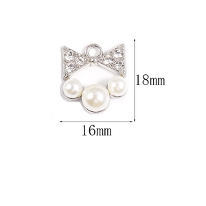 Détail du pendentif couronne de 18x16mm avec strass incrustés et trois perles blanches