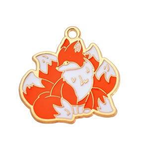 Detail eines süßen Neunschwänzigen Fuchs-Emails-Anhängers mit Goldrand für DIY-Schmuck