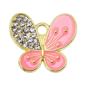 Makro-Detail des rosa Emaille-Schmetterling-Anhängers mit glänzenden Strasssteinen und Gold