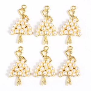 Vue détaillée de six pendentifs ballerine en alliage doré avec perles pour création de bijoux