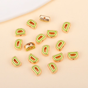 Détail de perles lettre D en émail vert et alliage doré pour bijoux DIY