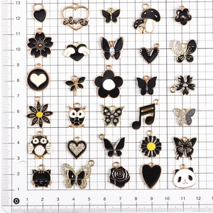 Set mit 30 schwarzen Emaille-Anhängern wie Schmetterlinge und Pandas zum Basteln
