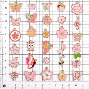 30-teiliges Set rosa Emaille-Schmetterlings- und Blumenanhänger für DIY-Schmuckherstellung