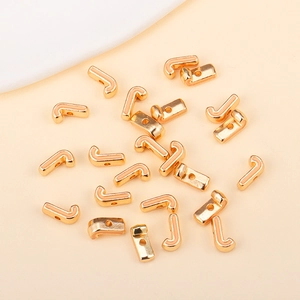 Gros plan de perles lettre J plaquées or avec émail rose pour la création de bijoux