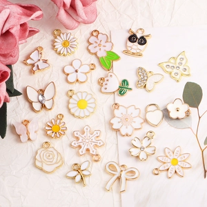 DIY Charms Set aus vergoldeter Legierung mit weißen Emaille-Schmetterling und Blumen-Anhängern