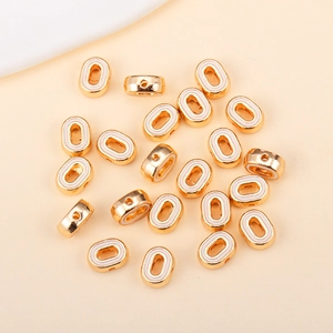 Détail de perles ovales en émail blanc et alliage doré pour la création de bijoux
