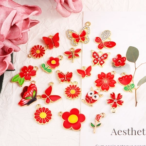 Makroansicht roter Emaille-Schmetterlingsanhänger mit Goldrand für DIY-Schmucksets