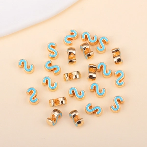 Vue détaillée de perles lettre S dorées avec émail bleu clair et trous latéraux