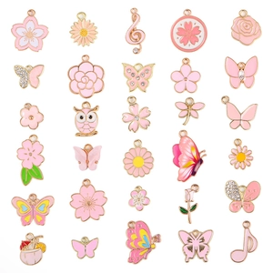 Detail von 30 rosa Emaille-Anhängern mit Schmetterlingen und Blumen für DIY-Schmuck