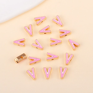 Vue détaillée de perles Alphabet V en émail rose, dorure à l'or et trous de perçage