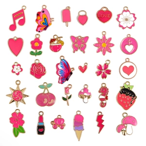 Detailansicht der Emaille-Anhänger in Pink- und Rottönen für DIY-Schmuckherstellung