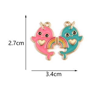 Detailansicht der Narwal-Halsketten mit den Maßen 2.7cm Höhe und 3.4cm Breite