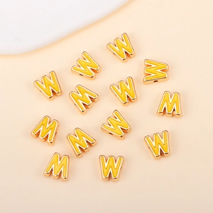 Vue détaillée de la perle lettre W en émail jaune pour la création de bijoux DIY