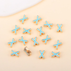 Détail de perles lettre X en émail bleu clair avec monture en alliage doré pour bijoux