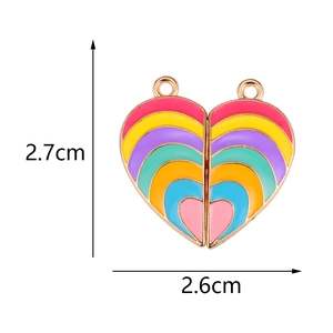 Maße des Regenbogen-Herzanhängers mit 2,7 cm Höhe und 2,6 cm Breite in der Detailansicht