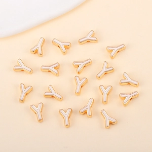 Détail du pendentif lettre Y doré avec émail blanc pour la création de bijoux DIY