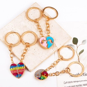 Porte-clés magnétiques cœur colorés avec lettrage Best Friends et détails pailletés arc-en-ciel