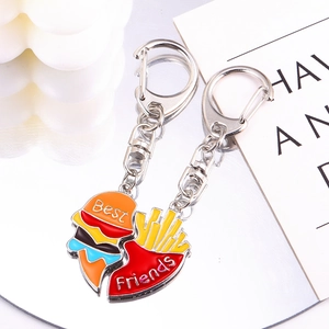 Détail de porte-clés d'amitié burger et frites formant un cœur avec texte Best Friends