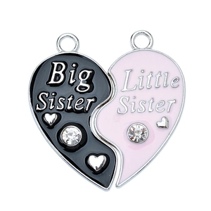 Detail der Herz-Puzzle-Halsketten mit Big Sister und Little Sister Gravur und Strasssteinen