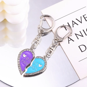 Détail de porte-clés en cœur séparable pour meilleures amies avec strass et émail